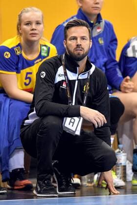 Handball, WM Damen, Schweden - Frankreich 171215 Sveriges förbundskapten Henrik Signell under semifinalen mellan Sverige och Frankrike under handbolls-VM den 15 december 2017 i Hamburg. Copyright: CARLxSANDIN BB171215CS138