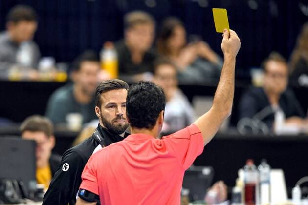 Handball, WM Damen, Schweden - Frankreich 171215 Sveriges förbundskapten Henrik Signell far gult kort under semifinalen mellan Sverige och Frankrike under handbolls-VM den 15 december 2017 i Hamburg. Copyright: CARLxSANDIN BB171215CS139