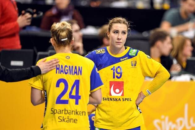 Handball, WM Damen, Schweden - Frankreich 171215 Sveriges Nathalie Hagman och Anna Lagerquist deppar efter semifinalen mellan Sverige och Frankrike under handbolls-VM den 15 december 2017 i Hamburg. Copyright: CARLxSANDIN BB171215CS144