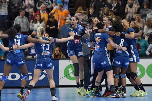 Handball, WM Damen, Schweden - Frankreich GER, HBL, 23 IHF Frauen Handball Weltmeisterschaft, Halbfinale, Schweden vs Frankreich 15.12.17, Barcleycard Arena Hamburg, GER, HBL, 23 IHF Frauen Handball Weltmeisterschaft, Halbfinale, Schweden vs Frankreich, im Bild die Mannschaft von Frankreich jubelt ueber den Einzug in das Finale