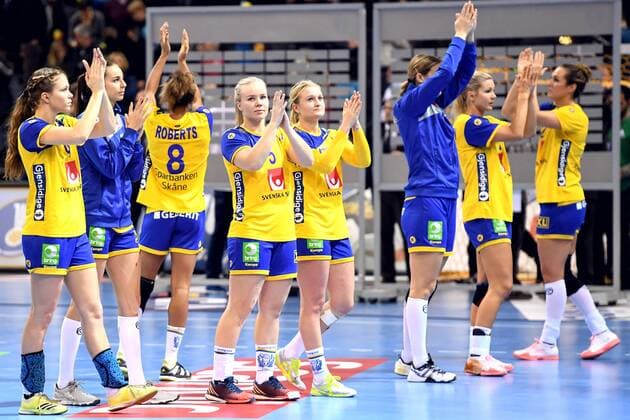 Handball, WM Damen, Schweden - Frankreich 171215 De svenska spelarna tackar publiken efter semifinalen mellan Sverige och Frankrike under handbolls-VM den 15 december 2017 i Hamburg. Copyright: CARLxSANDIN BB171215CS149