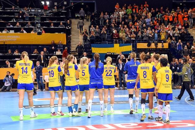 Handball, WM Damen, Schweden - Frankreich 171215 De svenska spelarna tackar publiken efter semifinalen mellan Sverige och Frankrike under handbolls-VM den 15 december 2017 i Hamburg. Copyright: CARLxSANDIN BB171215CS151