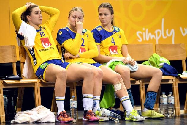 Handball, WM Damen, Schweden - Frankreich 171215 Sveriges Anna Lagerquist, Hanna Blomstrand och Olivia Mellegard deppar efter semifinalen mellan Sverige och Frankrike under handbolls-VM den 15 december 2017 i Hamburg. Copyright: CARLxSANDIN BB171215CS152