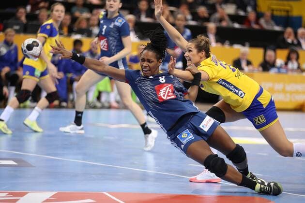 Themen der Woche - SPORT Themen der Woche - SPORT Bilder des Tages - SPORT Handball, WM Damen, Schweden - Frankreich Schweden - Frankreich, 23. IHF Handball-Weltmeisterschaft der Frauen; Hamburg, 15.12.17 Hamburg, 15.12.17, Handball, 23. IHF Handball-Weltmeisterschaft der Frauen, Halbfinale, Schweden - Frankreich : Laurisa Landre (Frankreich, 08), Sabina Jacobsen (Schweden, 27)