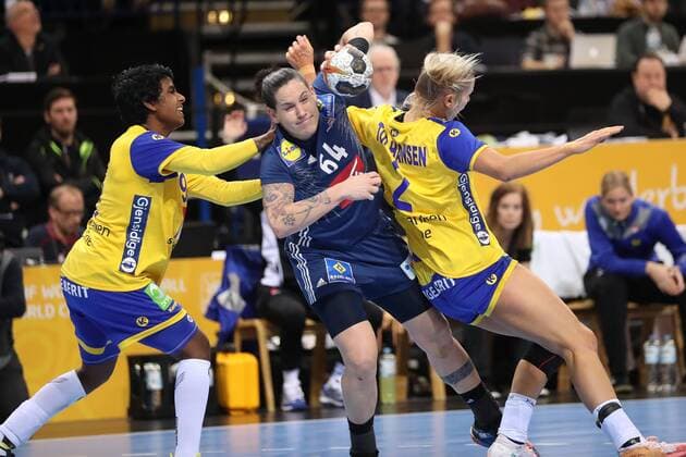 Handball, WM Damen, Schweden - Frankreich Schweden - Frankreich, 23. IHF Handball-Weltmeisterschaft der Frauen; Hamburg, 15.12.17 Hamburg, 15.12.17, Handball, 23. IHF Handball-Weltmeisterschaft der Frauen, Halbfinale, Schweden - Frankreich : Alexandra Lacrabere (Frankreich, 64), Ulrika Toft Hansen (Schweden, 02), Louise Sand (Schweden, 09)