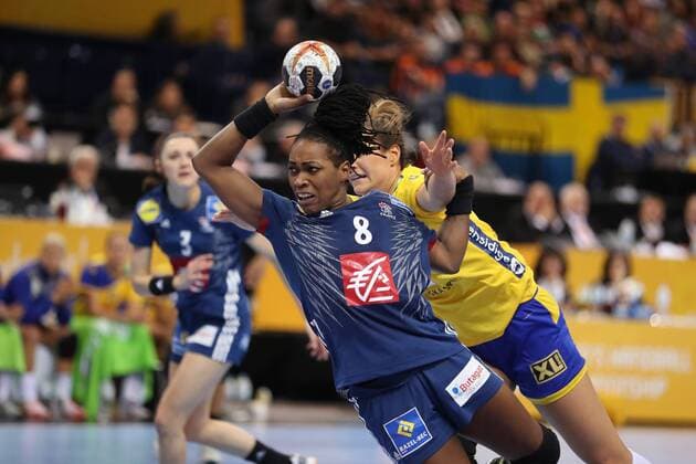 Handball, WM Damen, Schweden - Frankreich Schweden - Frankreich, 23. IHF Handball-Weltmeisterschaft der Frauen; Hamburg, 15.12.17 Hamburg, 15.12.17, Handball, 23. IHF Handball-Weltmeisterschaft der Frauen, Halbfinale, Schweden - Frankreich : Laurisa Landre (Frankreich, 08), Sabina Jacobsen (Schweden, 27)