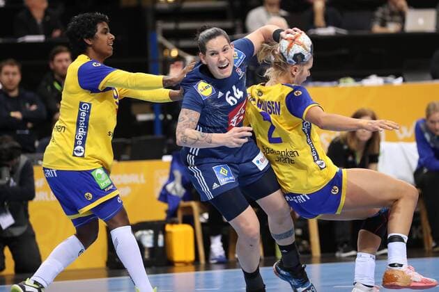Handball, WM Damen, Schweden - Frankreich Schweden - Frankreich, 23. IHF Handball-Weltmeisterschaft der Frauen; Hamburg, 15.12.17 Hamburg, 15.12.17, Handball, 23. IHF Handball-Weltmeisterschaft der Frauen, Halbfinale, Schweden - Frankreich : Alexandra Lacrabere (Frankreich, 64), Ulrika Toft Hansen (Schweden, 02), Louise Sand (Schweden, 09)