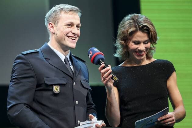 Felix Verleihung NRW Sportler des Jahres 2017 Duesseldorf, 15.12.2017 Der NRW Sportler des Jahres, Max Rendschmidt (Kanu) und Moderatorin Anke Feller bei der Felix Verleihung NRW Sportler des Jahres 2017 am 15.12.2017 in der Mitsubishi Electric Halle in Duesseldorf (Nordrhein-Westfalen).
