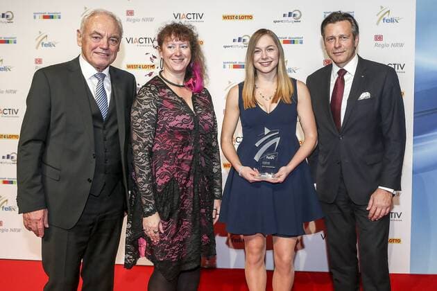 Felix Verleihung NRW Sportler des Jahres 2017 Duesseldorf, 15.12.2017 NRW-Sportlerin des Jahres, Gina Lueckenkemper. Links LSB-Praesident Walter Schneeloch, Staatssekretaerin Andrea Milz bei der Felix Verleihung NRW Sportler des Jahres 2017 am 15.12.2017 in der Mitsubishi Electric Halle in Duesseldorf (Nordrhein-Westfalen).