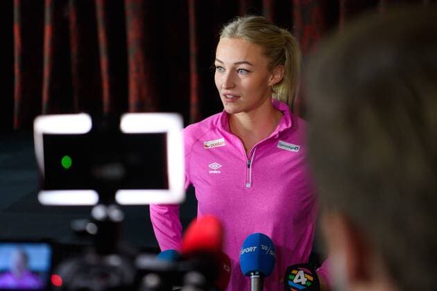 171216 Stine Bredal Oftedal blir intervjuad pa en pressträff med det norska lanslaget under handbolls-VM den 16 december 2017 i Hamburg. Copyright: CARLxSANDIN BB171216CS003