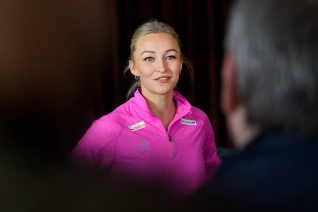 171216 Stine Bredal Oftedal blir intervjuad pa en pressträff med det norska lanslaget under handbolls-VM den 16 december 2017 i Hamburg. Copyright: CARLxSANDIN BB171216CS004