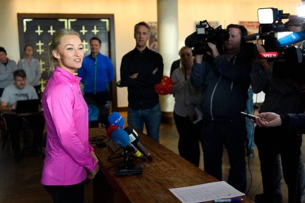 171216 Stine Bredal Oftedal blir intervjuad pa en pressträff med det norska lanslaget under handbolls-VM den 16 december 2017 i Hamburg. Copyright: CARLxSANDIN BB171216CS005