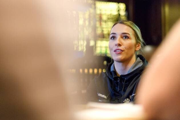 171216 Lois Abbingh blir intervjuad pa en pressträff med det nederländska lanslaget under handbolls-VM den 16 december 2017 i Hamburg. Copyright: CARLxSANDIN BB171216CS028