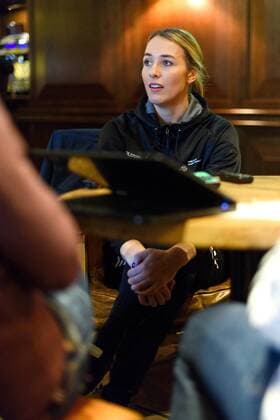 171216 Lois Abbingh blir intervjuad pa en pressträff med det nederländska lanslaget under handbolls-VM den 16 december 2017 i Hamburg. Copyright: CARLxSANDIN BB171216CS030