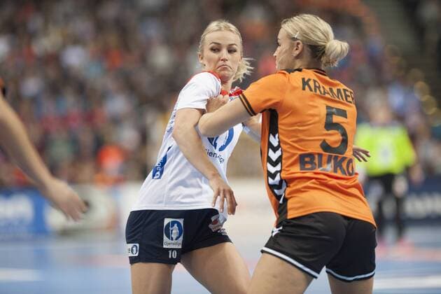 Veronica Egebakken Kristiansen (Nr. 4, Norwegen) gegen Danick Snelder (Nr. 10, Niederlande) Niederlande - Norwegen, Handball, 23. IHF Handball-Weltmeisterschaft der Frauen, 15.12.17 Hamburg Hamburg Germany Barclaycard Arena Copyright: xAgentur54Gradx xThomasxSobczakx