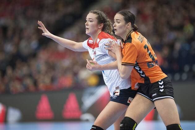 Yvette Broch (Nr. 13, Niederlande) und Kari Brattset (Nr. 13, Norwegen) Niederlande - Norwegen, Handball, 23. IHF Handball-Weltmeisterschaft der Frauen, 15.12.17 Hamburg Hamburg Germany Barclaycard Arena Copyright: xAgentur54Gradx xThomasxSobczakx