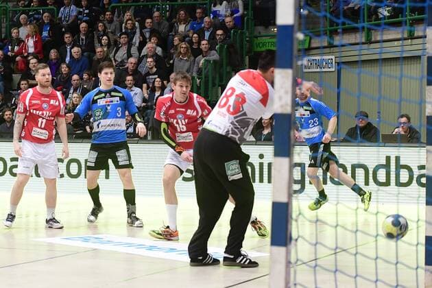 Handball 2. DKB 18. Spieltag: Bergischer HC vs Rhein Vikings am 16.12.2017 in der Uni-Halle in Wuppertal BHCs Milan Kotrc (Nr.15) erfolgreich gegen Rhein Viking Torhueter Vladimir Bozic (Nr.83)