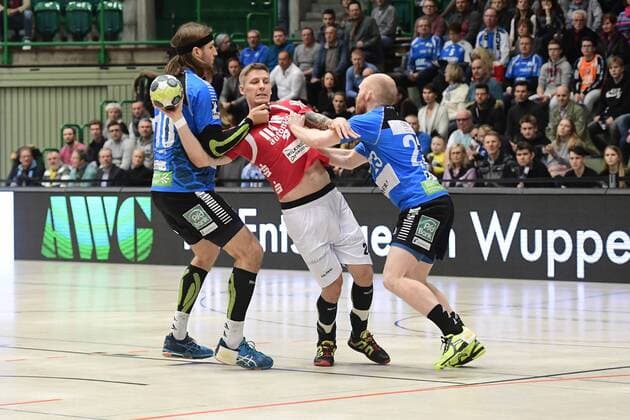 Handball 2. DKB 18. Spieltag: Bergischer HC vs Rhein Vikings am 16.12.2017 in der Uni-Halle in Wuppertal Kein Durchkommen fuer BHCs Linus Arnesson (Nr.24) an Rhein Viking Nils Artmann (Nr.23) und Rhein Viking Thomas Heider (Nr.10)