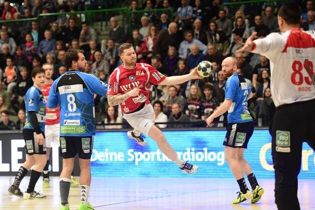 Handball 2. DKB 18. Spieltag: Bergischer HC vs Rhein Vikings am 16.12.2017 in der Uni-Halle in Wuppertal BHCs Arnor Thor Gunnarsson (Nr.11) setzt sich am Kreis durch