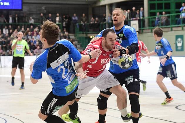 Handball 2. DKB 18. Spieltag: Bergischer HC vs Rhein Vikings am 16.12.2017 in der Uni-Halle in Wuppertal BHCs Jonas Dell (Nr.9) geht durch 2 Vikings