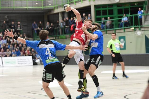 Handball 2. DKB 18. Spieltag: Bergischer HC vs Rhein Vikings am 16.12.2017 in der Uni-Halle in Wuppertal Kein Vorbeikommen fuer BHCs Linus Arnesson (Nr.24) an Rhein Viking Thomas Heider (Nr.10)