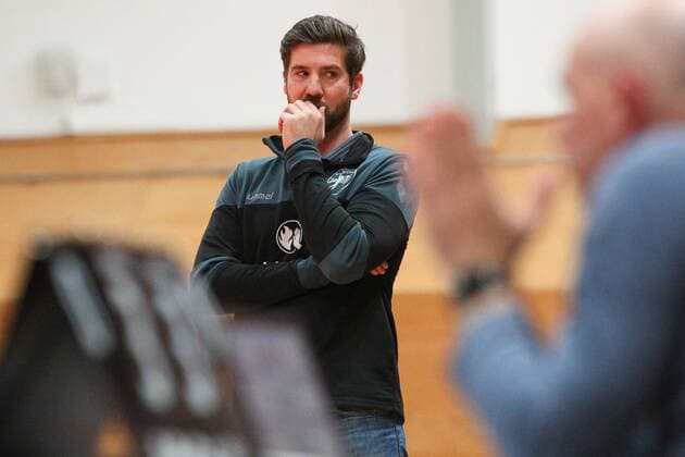 L.E. Volleys vs. TSV Unterhaching II, 2. Bundesliga Sued, 16.12.2017 Volleyball, 2. Bundesliga Sued, Maenner, Saison 2017 2018: L.E. Volleys Leipzig vs. TSV Unterhaching II am 16.12.2017 in der Sporthalle Bruederstrasse. Im Bild: Trainer Christoph Rascher (LE Volleys).