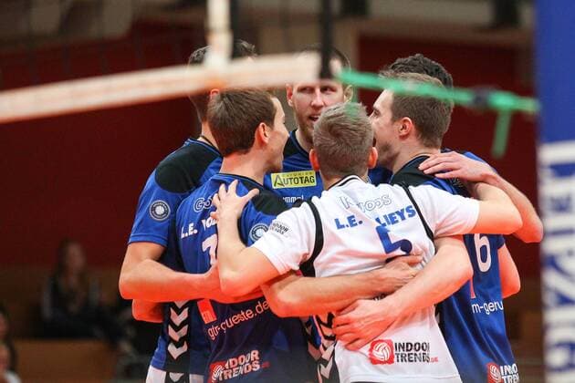L.E. Volleys vs. TSV Unterhaching II, 2. Bundesliga Sued, 16.12.2017 Volleyball, 2. Bundesliga Sued, Maenner, Saison 2017 2018: L.E. Volleys Leipzig vs. TSV Unterhaching II am 16.12.2017 in der Sporthalle Bruederstrasse. Im Bild: Team, Mannschaft, Jubel, Leipzig.
