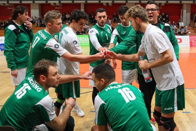 L.E. Volleys vs. TSV Unterhaching II, 2. Bundesliga Sued, 16.12.2017 Volleyball, 2. Bundesliga Sued, Maenner, Saison 2017 2018: L.E. Volleys Leipzig vs. TSV Unterhaching II am 16.12.2017 in der Sporthalle Bruederstrasse. Im Bild: Team, Mannschaft, Unterhaching, Auszeit, Timeout.