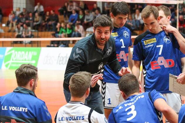 L.E. Volleys vs. TSV Unterhaching II, 2. Bundesliga Sued, 16.12.2017 Volleyball, 2. Bundesliga Sued, Maenner, Saison 2017 2018: L.E. Volleys Leipzig vs. TSV Unterhaching II am 16.12.2017 in der Sporthalle Bruederstrasse. Im Bild: Trainer Christoph Rascher (LE), Philipp Goerner ( 7, LE).