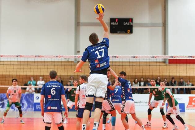 L.E. Volleys vs. TSV Unterhaching II, 2. Bundesliga Sued, 16.12.2017 Volleyball, 2. Bundesliga Sued, Maenner, Saison 2017 2018: L.E. Volleys Leipzig vs. TSV Unterhaching II am 16.12.2017 in der Sporthalle Bruederstrasse. Im Bild: Aufschlag Niklas Rudolf ( 17, LE).