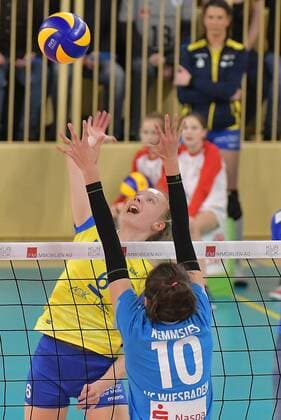 16.12.2017, xtkx, Volleyball Damen, VC Wiesbaden - SSC Palmberg Schwerin, emspor, v.l. Jennifer Gerties (Schwerin) , Irina Kemmsies (VCW) , Wiesbaden
