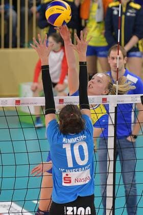 16.12.2017, xtkx, Volleyball Damen, VC Wiesbaden - SSC Palmberg Schwerin, emspor, v.l. Jennifer Gerties (Schwerin) , Irina Kemmsies (VCW) , Wiesbaden