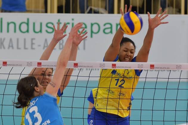 16.12.2017, xtkx, Volleyball Damen, VC Wiesbaden - SSC Palmberg Schwerin, emspor, v.l. Karolina Bednarova (VCW) , Lauren Barfield (Schrin) , Wiesbaden