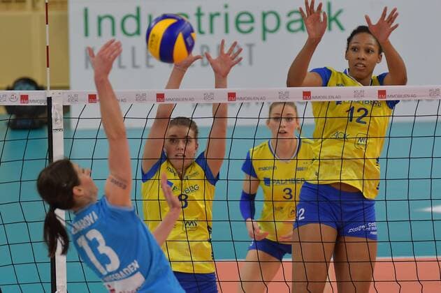 16.12.2017, xtkx, Volleyball Damen, VC Wiesbaden - SSC Palmberg Schwerin, emspor, v.l. Karolina Bednarova (VCW) , Kais Blanko (Schwerin) , Lauren Barfield (Schrin) , Wiesbaden