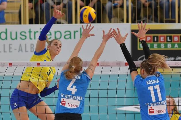 16.12.2017, xtkx, Volleyball Damen, VC Wiesbaden - SSC Palmberg Schwerin, emspor, v.l. Louisa Lippmann (Schwerin) , Tanja Grosser (VCW), Simona Kosova (VCW) , Wiesbaden