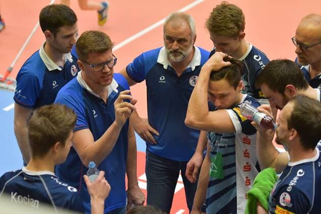 GER,VBL, SVG Lueneburg vs Netzhoppers Solwo Koenigspark KW 16.12.2017, Lueneburg GER, VBL, SVG Lueneburg vs Netzhoppers Solwo Koenigspark KW im Bild Trainer Stefan Huebner (Hübner Lueneburg) spricht mit der Mannschaft