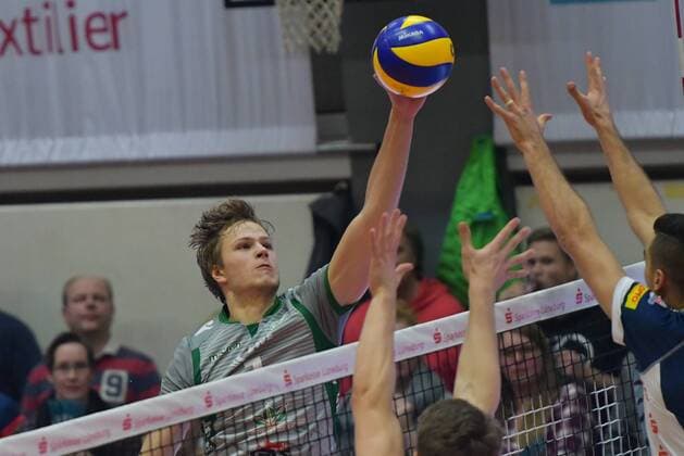 GER,VBL, SVG Lueneburg vs Netzhoppers Solwo Koenigspark KW 16.12.2017, Lueneburg GER, VBL, SVG Lueneburg vs Netzhoppers Solwo Koenigspark KW im Bild Ryan Sclater(Lueneburg 15) versucht sich gegen Robin Hafemann (Netzhoppers 07) und Filip Gavenda (Netzhoppers durchzusetzen