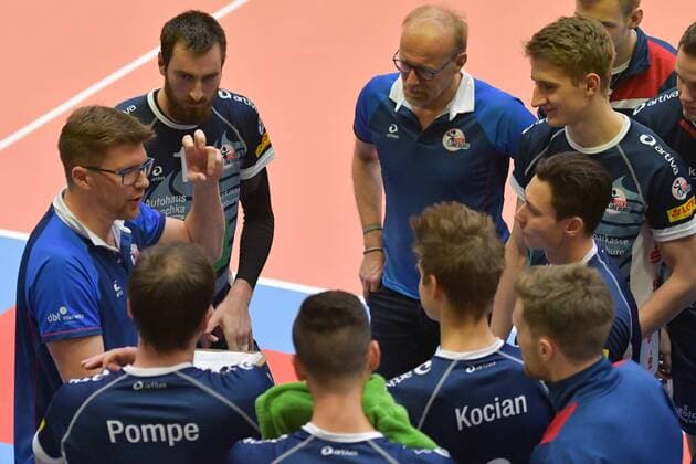 GER,VBL, SVG Lueneburg vs Netzhoppers Solwo Koenigspark KW 16.12.2017, Lueneburg GER, VBL, SVG Lueneburg vs Netzhoppers Solwo Koenigspark KW im Bild Trainer Stefan Huebner (Hübner Lueneburg) spricht mit der Mannschaft