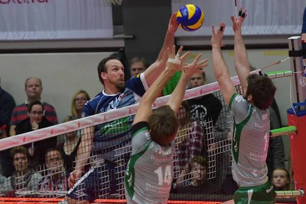 GER,VBL, SVG Lueneburg vs Netzhoppers Solwo Koenigspark KW 16.12.2017, Lueneburg GER, VBL, SVG Lueneburg vs Netzhoppers Solwo Koenigspark KW im Bild Matthias Pompe (Lueneburg 10) versucht sich gegen Paul Sprung (Netzhoppers 14) und Luke Thomas A. Herr (Netzhoppers 01) durchzusetzen