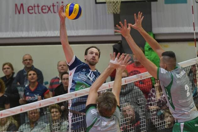 GER,VBL, SVG Lueneburg vs Netzhoppers Solwo Koenigspark KW 16.12.2017, Lueneburg GER, VBL, SVG Lueneburg vs Netzhoppers Solwo Koenigspark KW im Bild Matthias Pompe (Lueneburg 10) versucht sich gegen Paul Sprung (Netzhoppers 14) und Filip Gavenda (Netzhoppers 02) durchzusetzen