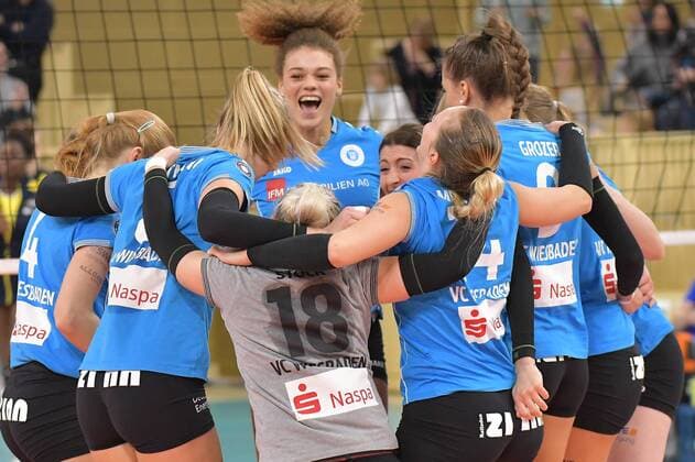 16.12.2017, xtkx, Volleyball Damen, VC Wiesbaden - SSC Palmberg Schwerin, emspor, v.l. Selma Hetmann (VCW) , Kimberly Drewnick (VCW) , Sina Fuchs (VCW) , Dora Grozer (VCW) , Wiesbaden