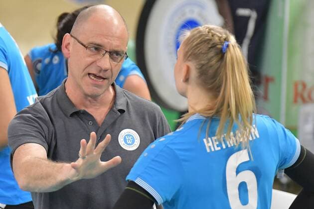 16.12.2017, xtkx, Volleyball Damen, VC Wiesbaden - SSC Palmberg Schwerin, emspor, v.l. Dirk Gross (VCW) , Selma Hetmann (VCW) , Wiesbaden