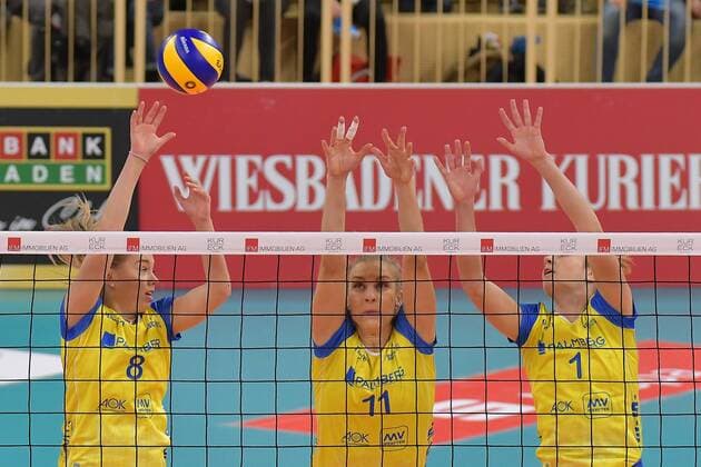 16.12.2017, xtkx, Volleyball Damen, VC Wiesbaden - SSC Palmberg Schwerin, emspor, v.l. Kaiss Alanko (VCW), Greta Szakmary (Schwerin) , Beta Dumancic (Schwerin) , Wiesbaden