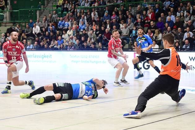 Handball 2. DKB 18. Spieltag: Bergischer HC vs Rhein Vikings am 16.12.2017 in der Uni-Halle in Wuppertal Rhein Viking Felix Handschke (Nr.22) gegen BHCs Christopher Rudek (Nr.16)