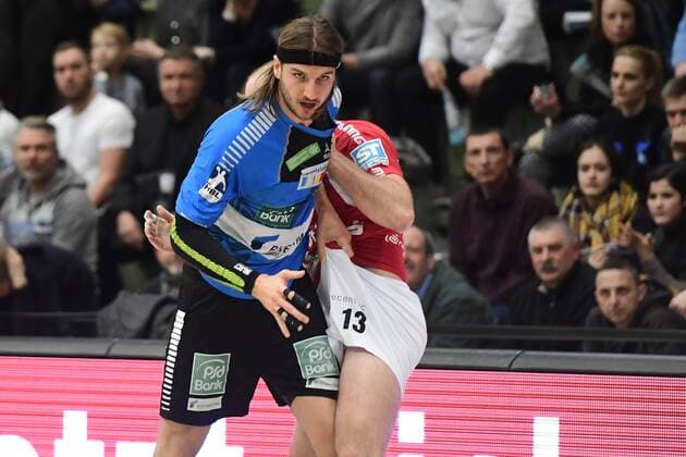 Handball 2. DKB 18. Spieltag: Bergischer HC vs Rhein Vikings am 16.12.2017 in der Uni-Halle in Wuppertal Rhein Viking Thomas Heider (Nr.10) gegen BHCs Kristian Nippes Nr.13)