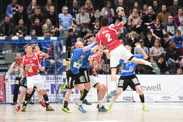 Handball 2. DKB 18. Spieltag: Bergischer HC vs Rhein Vikings am 16.12.2017 in der Uni-Halle in Wuppertal BHCs Maximilian Leon Bettin (Nr.2) mit einem Sprungwurf