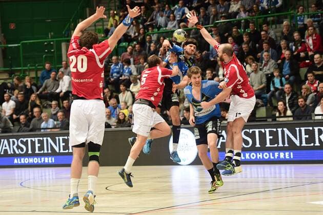 Bilder des Tages - SPORT Handball 2. DKB 18. Spieltag: Bergischer HC vs Rhein Vikings am 16.12.2017 in der Uni-Halle in Wuppertal Rhein Viking Thomas Heider (Nr.10) mit dem Sprungwurf