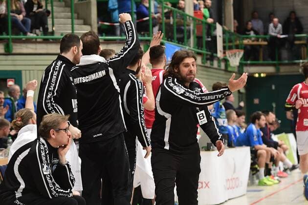 Handball 2. DKB 18. Spieltag: Bergischer HC vs Rhein Vikings am 16.12.2017 in der Uni-Halle in Wuppertal BHCs Trainer Sebastian Hinze