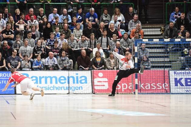 Handball 2. DKB 18. Spieltag: Bergischer HC vs Rhein Vikings am 16.12.2017 in der Uni-Halle in Wuppertal BHCs Arnor Thor Gunnarsson (Nr.11) trifft gegen Rhein Viking Torhueter Mikkel Moldrup (Nr.1)