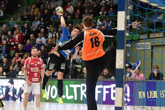 Handball 2. DKB 18. Spieltag: Bergischer HC vs Rhein Vikings am 16.12.2017 in der Uni-Halle in Wuppertal Rhein Viking Felix Handschke (Nr.22) gegen BHCs Christopher Rudek (Nr.16)
